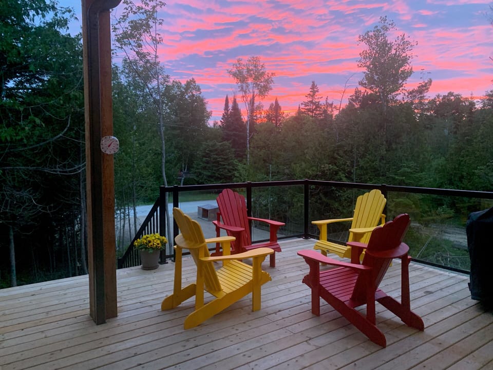 Stargazing on front deck doesn’t get any better. Located on a quiet street!