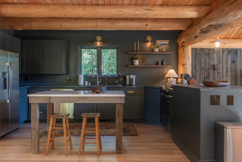 Modern cabin design brings in warmth to the centralized kitchen layout