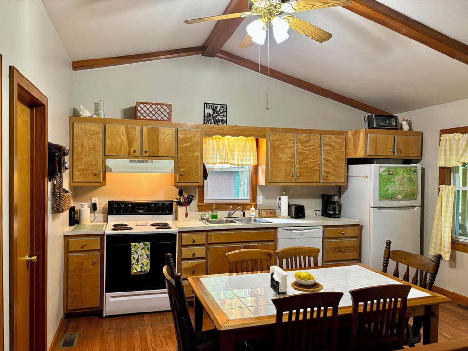 Kitchen and dining room (2)