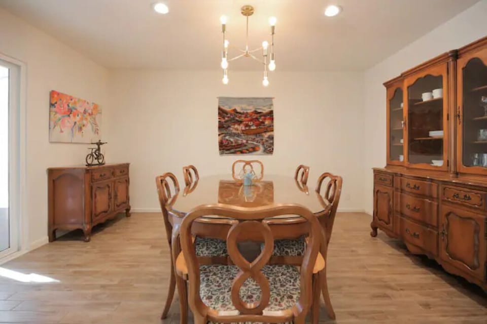 Dining room fits 6 people