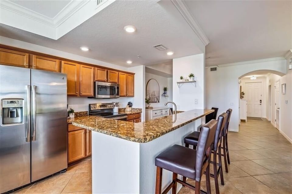 Breakfast Bar w/  Seating For 3