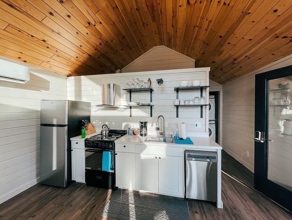 Full kitchen 