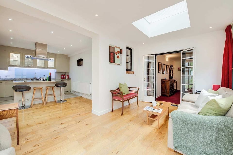 Garden room: Sunlit space with stylish seating and elegant decor, perfect for relaxation and fun!