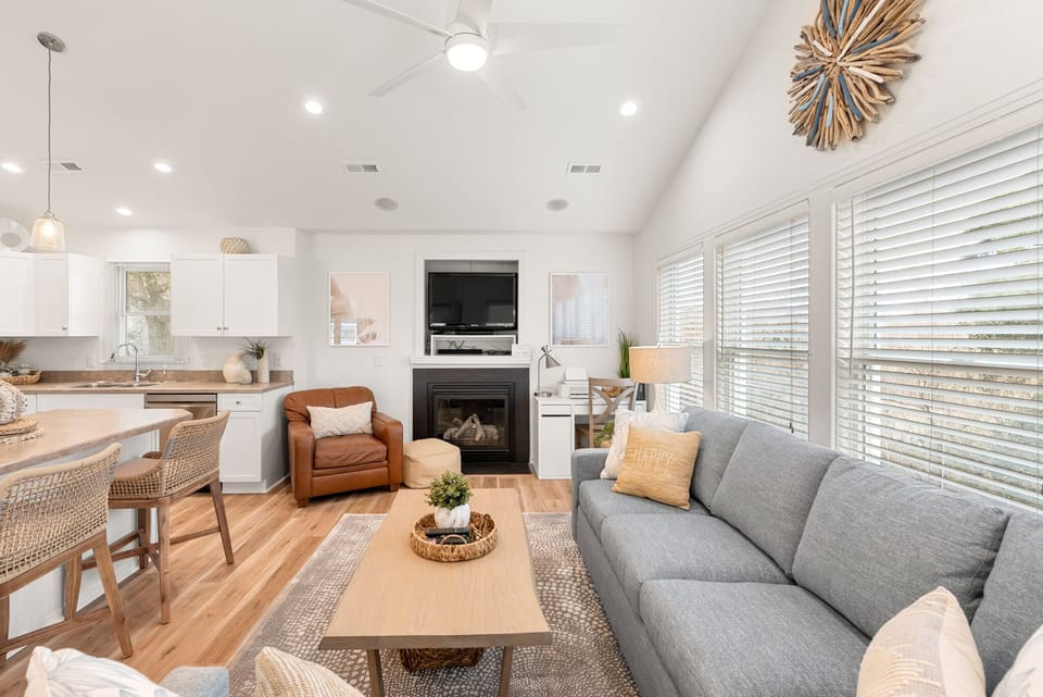 HK11: Marsh & Harbor | Top Level Living Area - Fireplace Not Available For Guest Use
