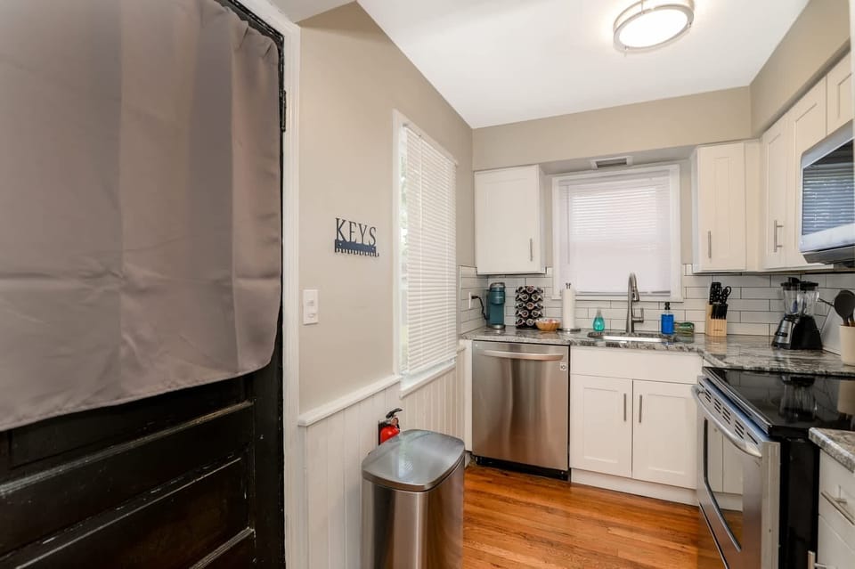 Enjoy the freedom of a roomy kitchen, equipped with all the essentials for cooking and casual dining, no matter the size of your feast!