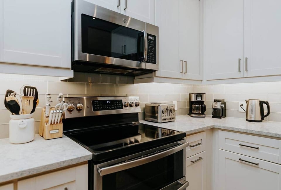 Lots of morning bfast & coffee options at the fully equipped kitchen - electric tea kettle, drip brew, burr grinder, French Press, toaster, blender, and more.  We even stock our home with a few base teas, coffee, and creamer. 