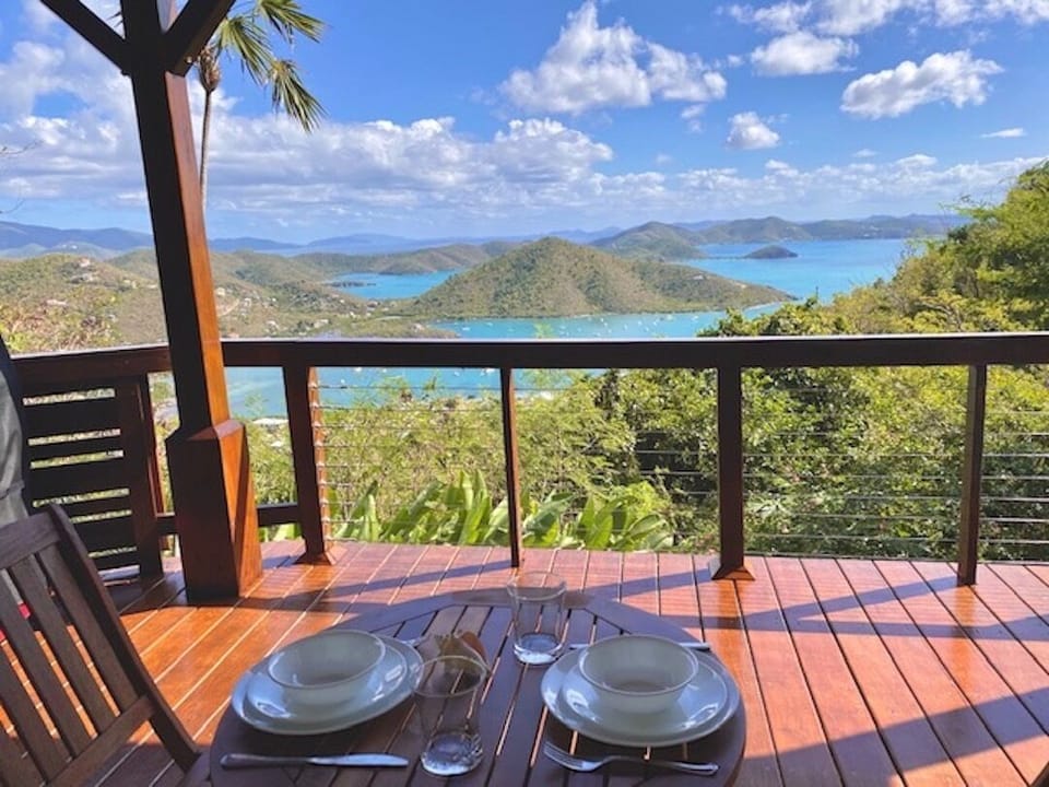 Outdoor dining on your private balcony. Also a BBQ.