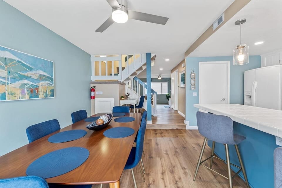 In the background you can view the office space with desk. 