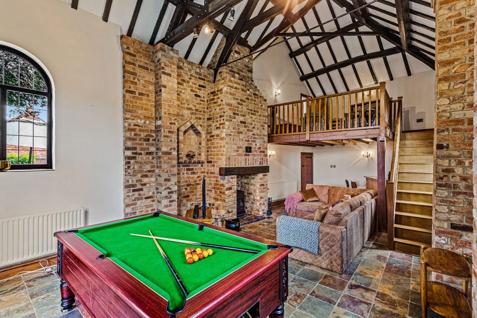 Entertainment Room with SKY, SKY Sports and NETFLIX (2)