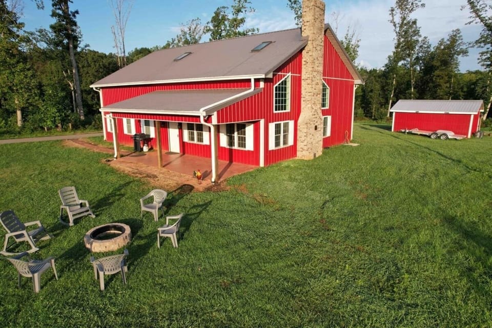 Beautiful Farmhouse with outdoor and indoor fireplaces. Enjoy the amazing rural setting of Pine Haven Farms. Roast marshmallows around a campfire, enjoy a cool breeze on the porch or take advantage of the massive indoor space to enjoy time with famil