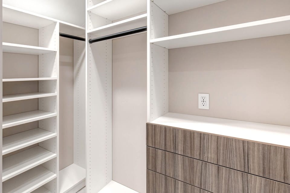 Bear Hollow Village 5500: Upstairs primary closet