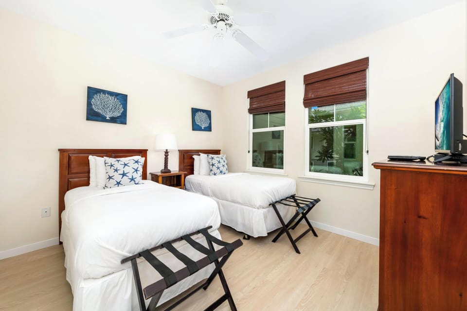 Guest room with two twin beds