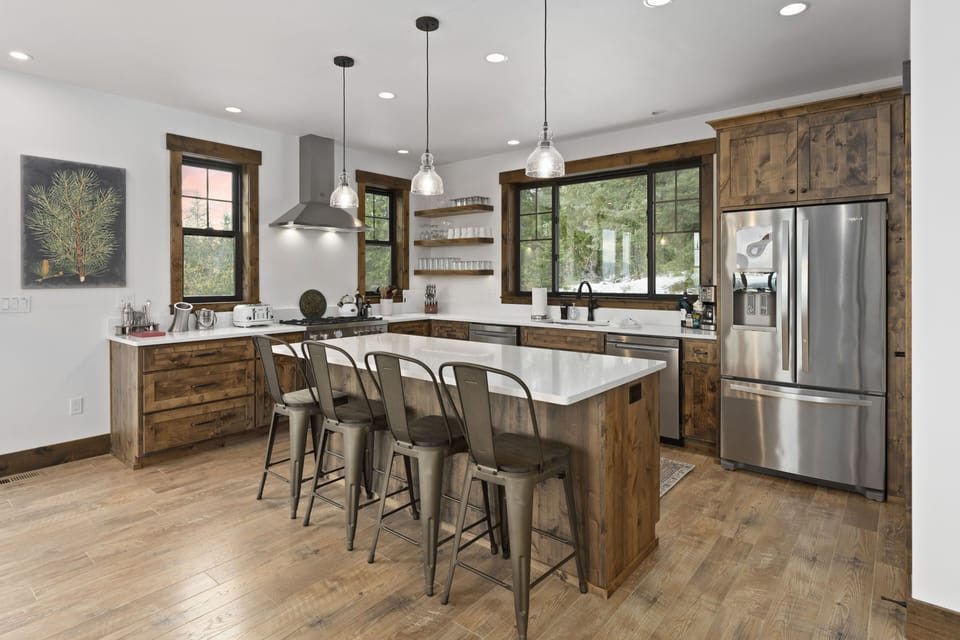 4 extra stools enable 8 to circle the island