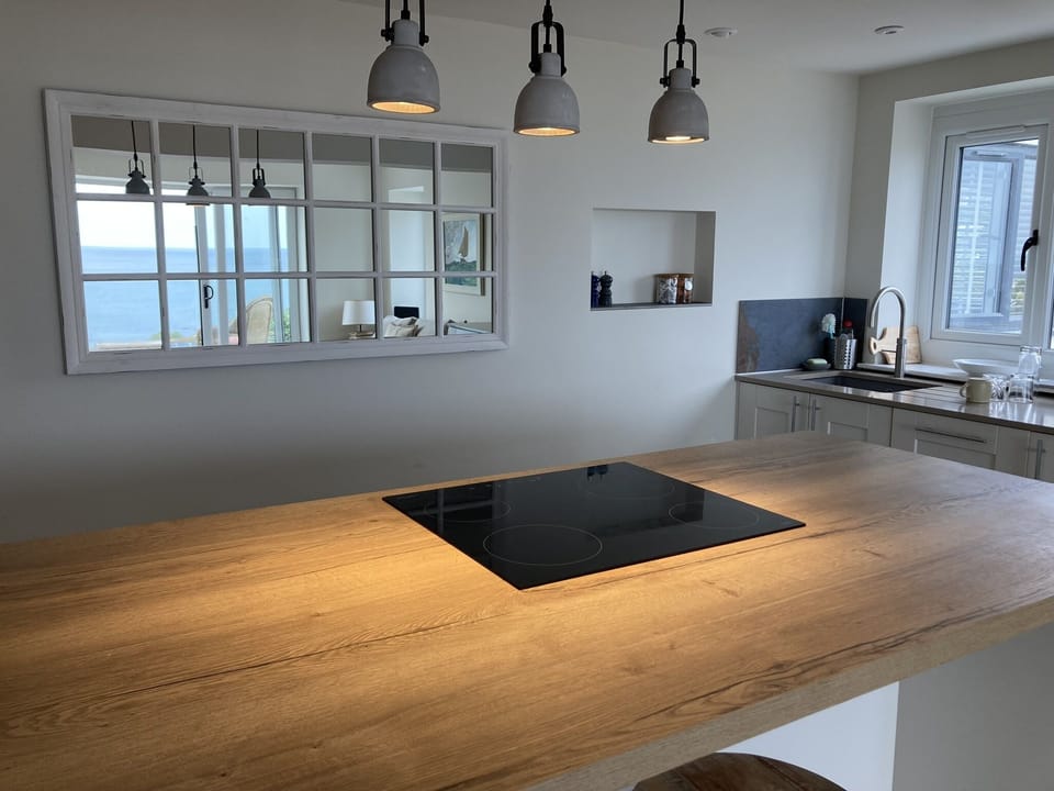 Island with hob and bar stools