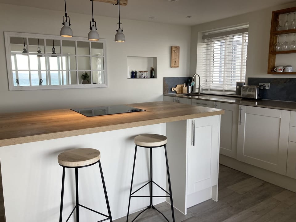 Island with hob and bar stools