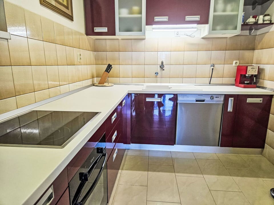 Tap, Kitchen Sink, Cabinetry, Sink, Countertop, Property, Plumbing Fixture, Furniture, Kitchen, Wood