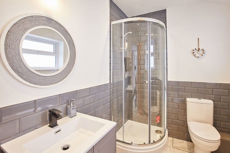 Apartment 1 @ Queens Court, Scarborough - Host & Stay