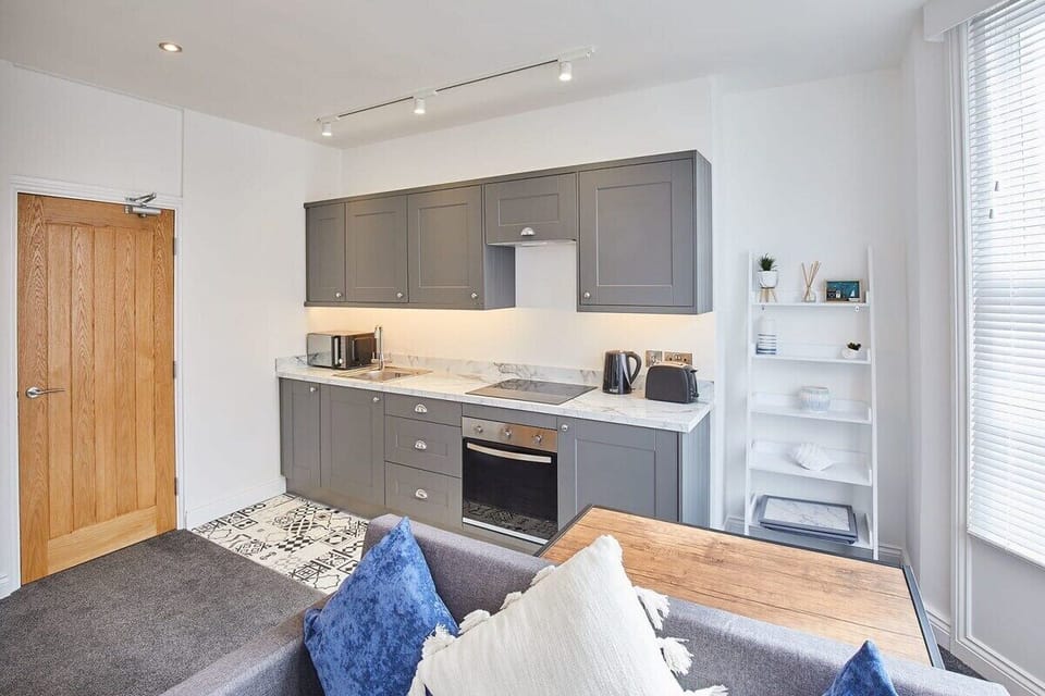 Apartment 2 @ Queens Court, Scarborough - Host & Stay