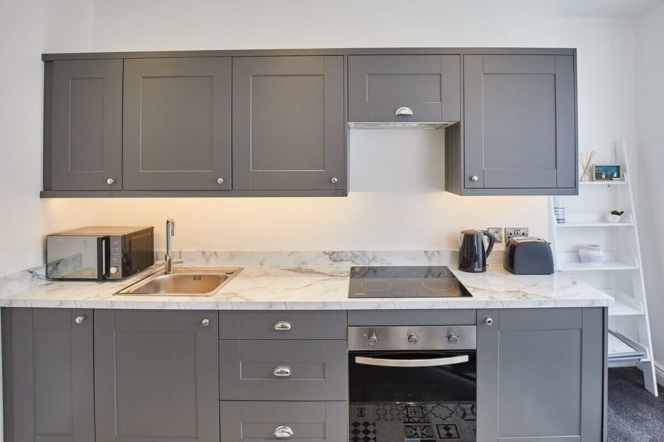 Apartment 2 @ Queens Court, Scarborough - Host & Stay