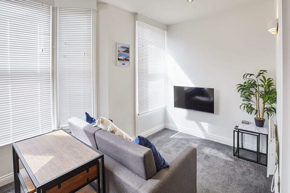 Apartment 2 @ Queens Court, Scarborough - Host & Stay