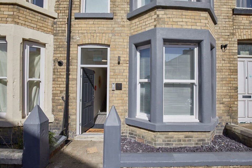 Apartment 3 @ Queens Court, Scarborough - Host & Stay