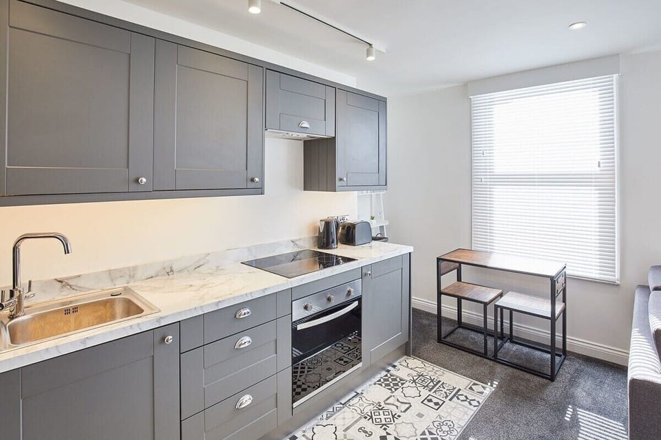 Apartment 3 @ Queens Court, Scarborough - Host & Stay