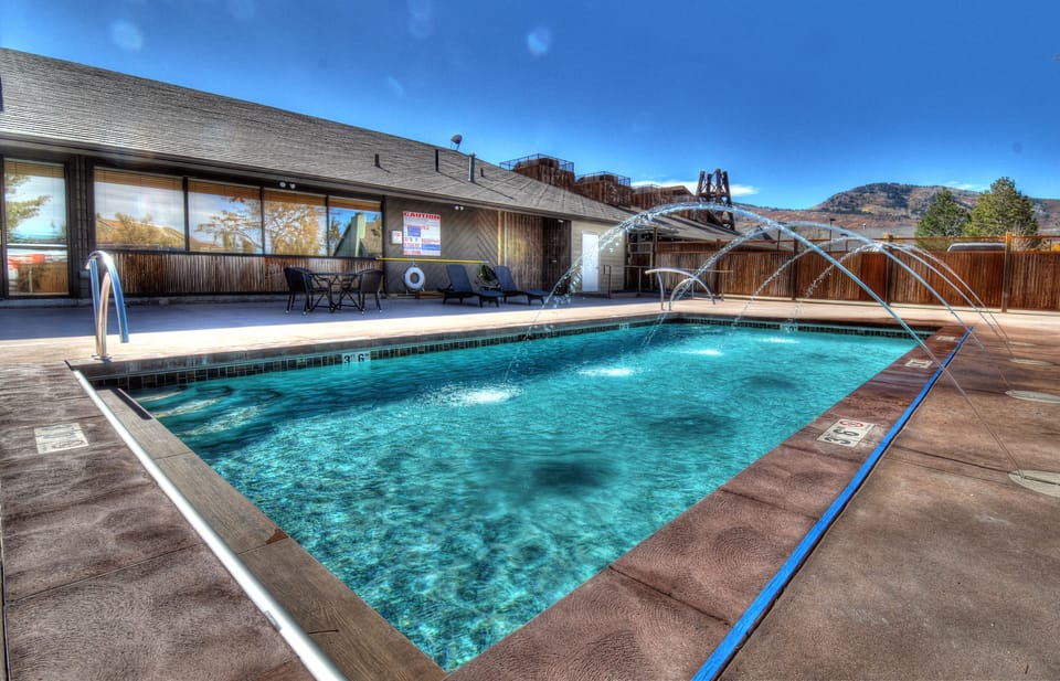 Prospector Lodge 811: Community pool