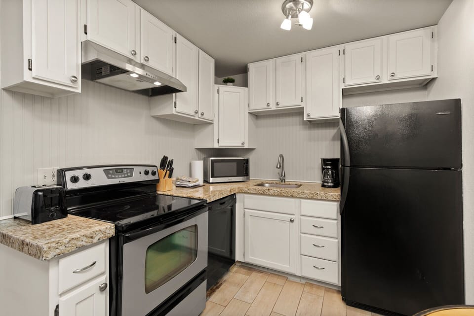 Kitchen: Fully equipped with new appliances