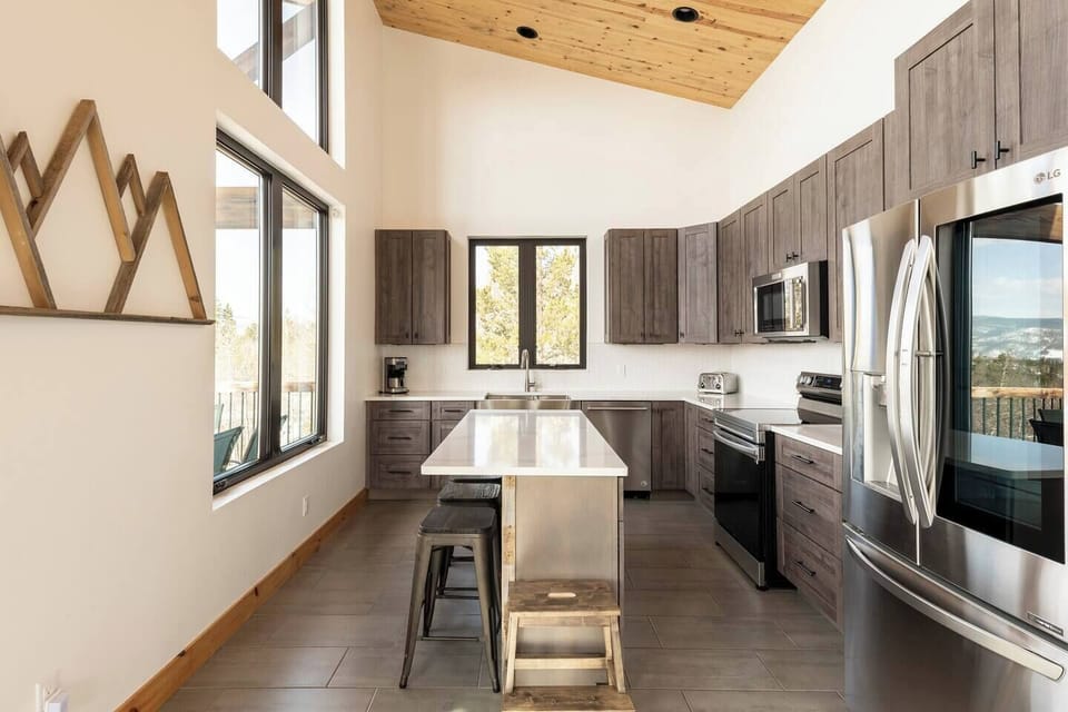 Culinary Retreat: Fully Stocked Kitchen & Island Breakfast Bar with a View
