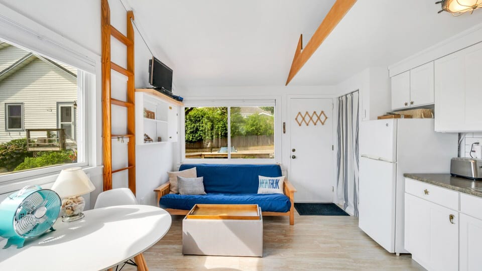 Lakefront Cottage in Montauk, Open-Concept Studio with Updated Kitchen and... Apartment in Montauk