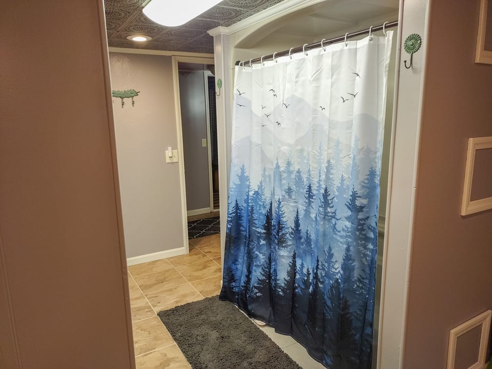 Log Cabin Upstairs Bathroom 