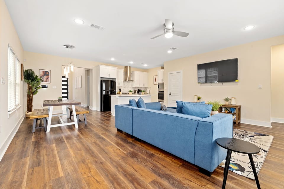 With an open concept layout, it creates an warm and welcoming environment! 