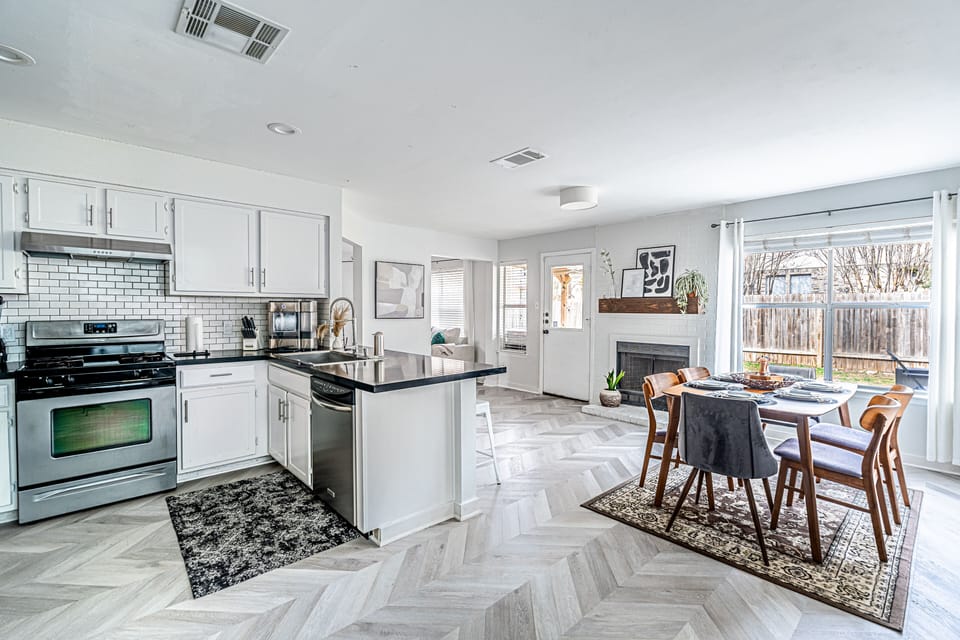 Spacious kitchen and dining space to entertain 10