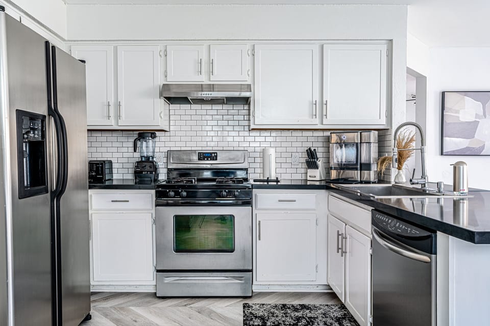 Fully equipped kitchen with mixer, ice maker, Vitamix and much more!