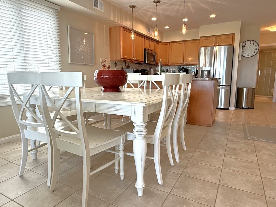 Dining Area to Kitchen