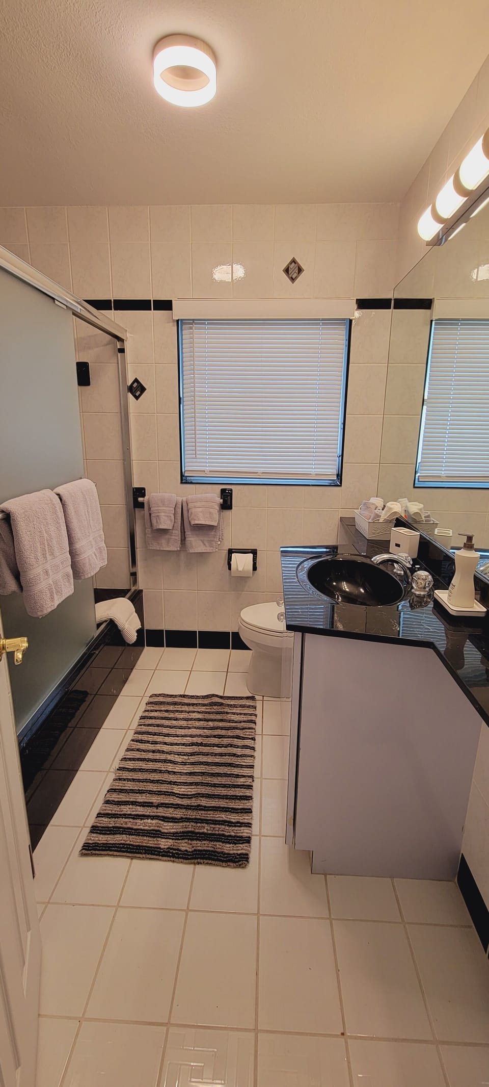 Shower/Tub bathroom