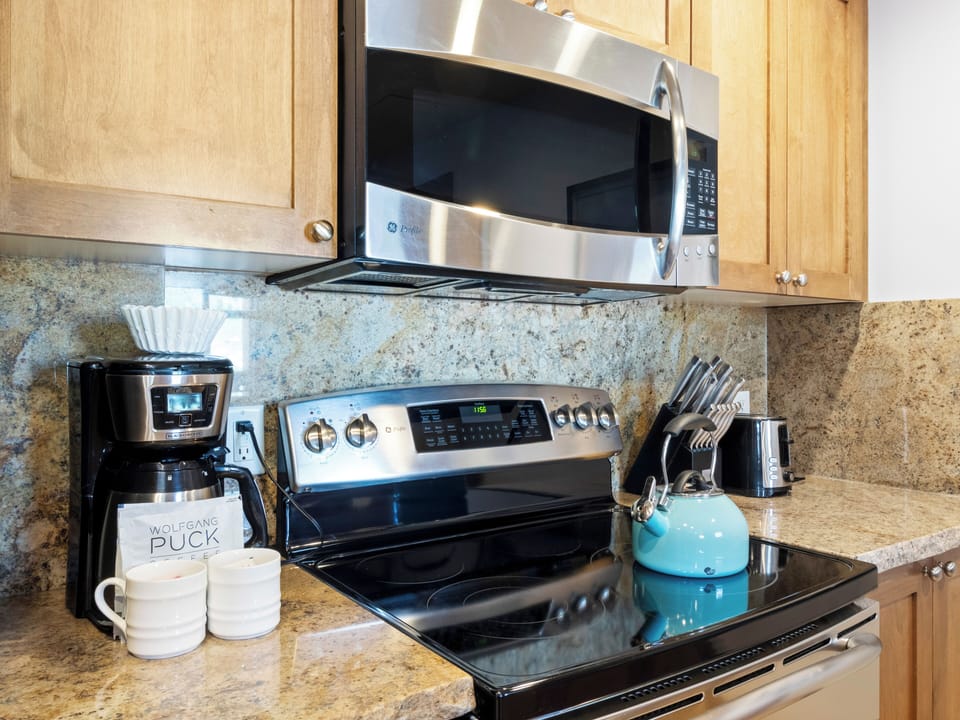 Kitchen / Coffee / Kettle / Microwave / Stove