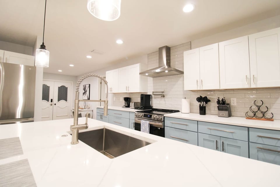 Full Kitchen with Hood