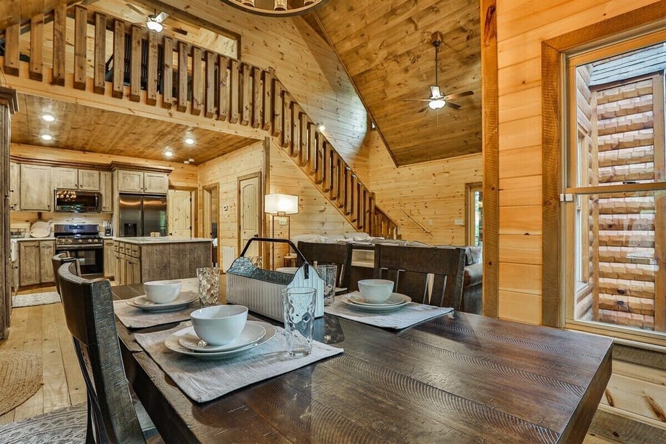Dining area seats 6