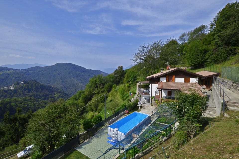 The property in dominant and panoramic position on the mountains