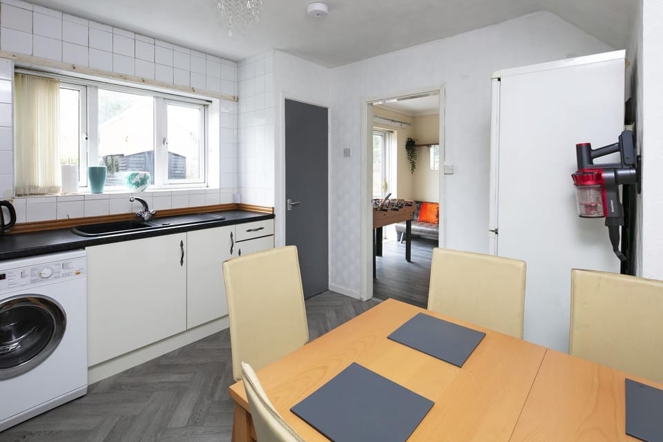 Fully Equipped Kitchen With Dining Area For 6, Fridge, Cooker, Washer, Microwave