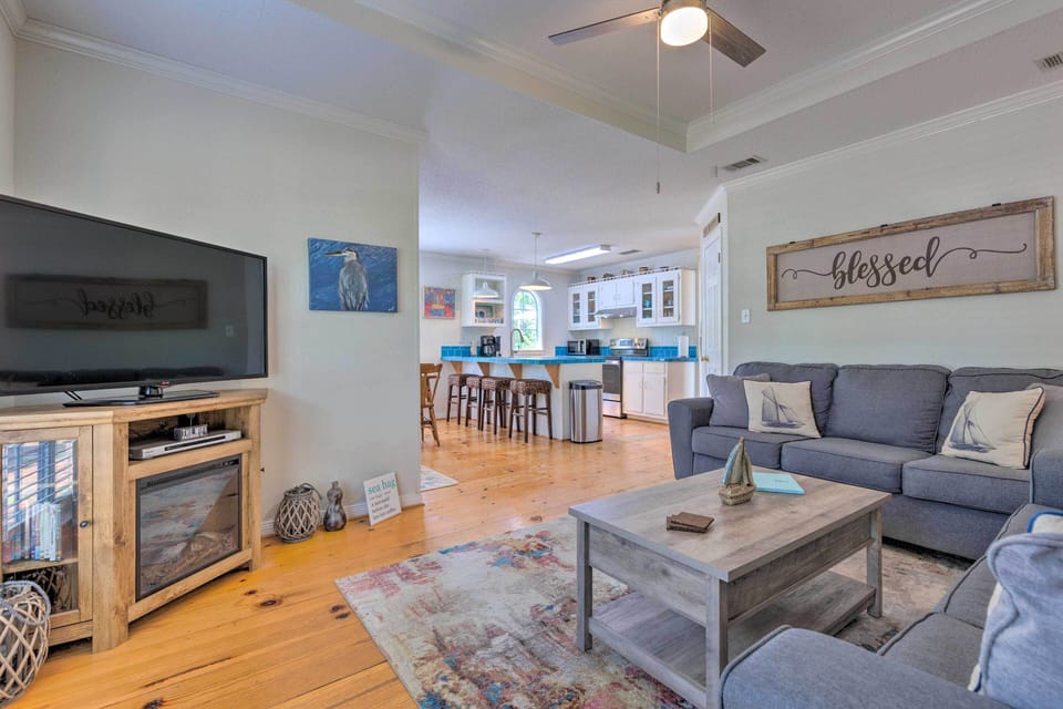 Living Room | 965 Sq Ft | Free WiFi | Smart TV | Queen Sleeper Sofa