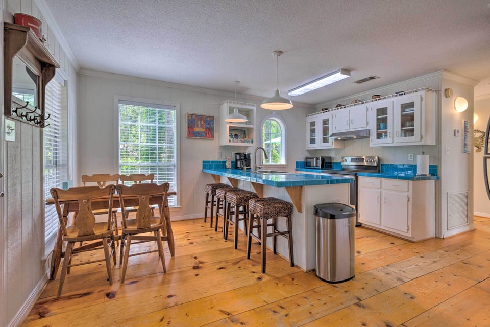 Dining Area | Dishware/Flatware Provided