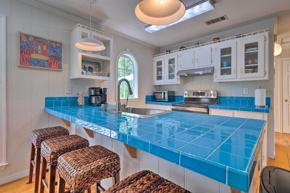 Kitchen | Cooking Basics | Blender | Paper Towels/Trash Bags Provided