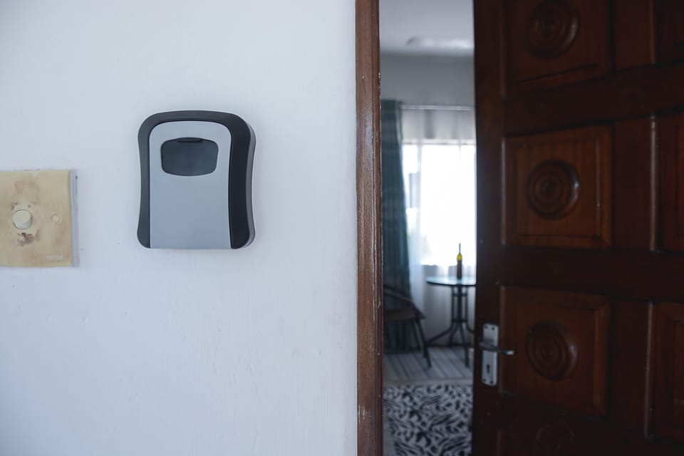Self check in lockbox by the door 