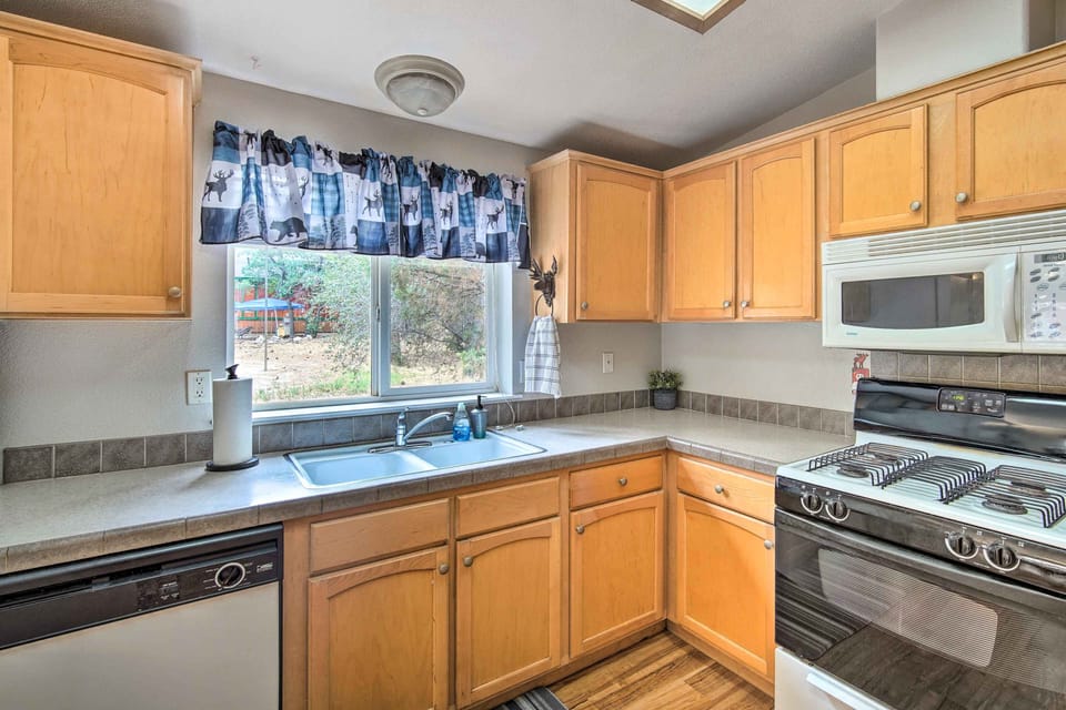 Kitchen | Cooking Basics | Coffee Maker | Paper Towels/Trash Bags Provided