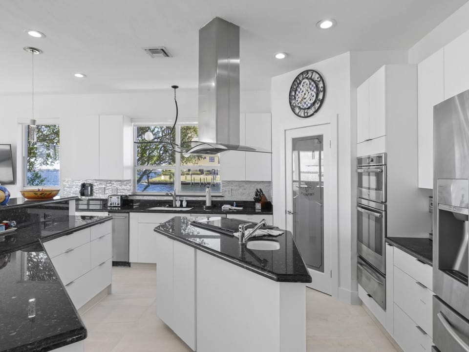 Fully Equipped Chef's Kitchen - Island + Three Ovens