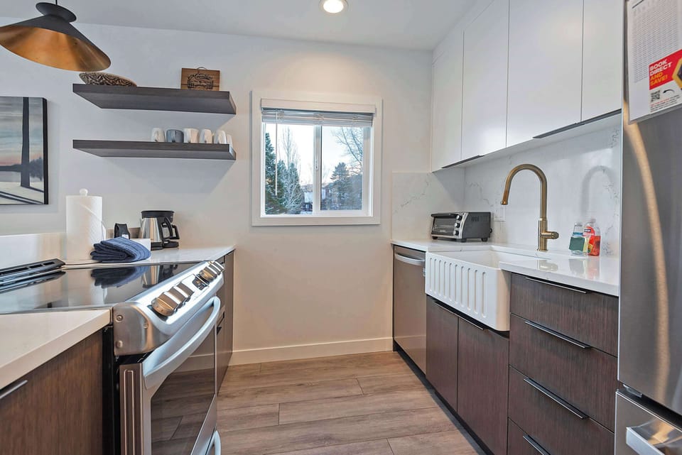 Kitchen: Recently remodeled in October of 2024, drip coffee maker, toaster, Crockpot, blender, cooking utensils, tableware