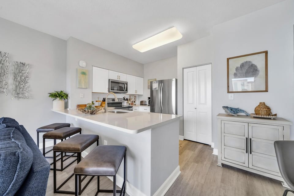 Eat-in bar and kitchen
