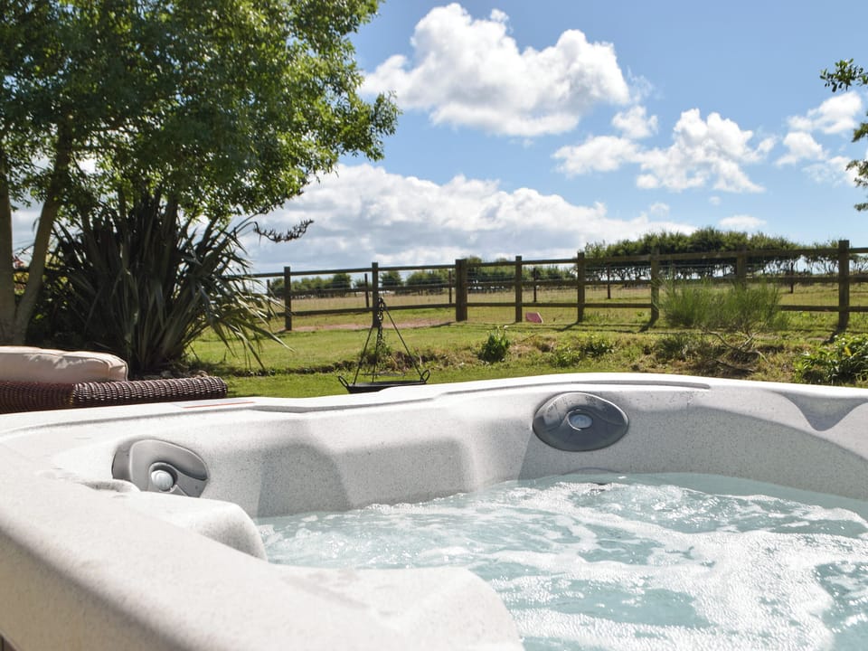 Hot tub | Hafan Fach Cottage, Stackpole